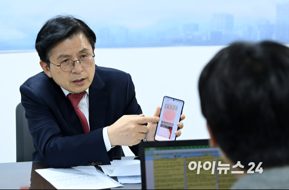 국민의힘 대선주자인 황교안 전 미래통합당(국민의힘 전신) 대표가 27일 오후 서울 영등포구에 위치한 선거 캠프 사무실에서 아이뉴스24와 인터뷰를 하고 있다. [사진=김성진 기자]