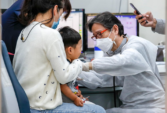 서울시내 한 소아청소년과의원을 찾은 어린이가 독감 예방주사 접종을 받고 있다. [사진=뉴시스]