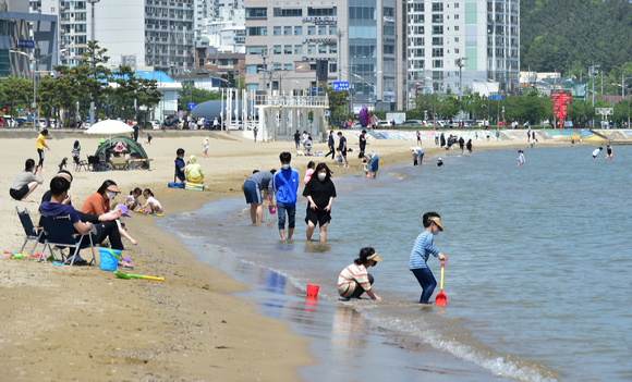 경북 포항시 영일대해수욕장을 찾은 시민들이 시원한 바닷바람을 맞으며 즐거운 시간을 보내고 있다. [사진=뉴시스]
