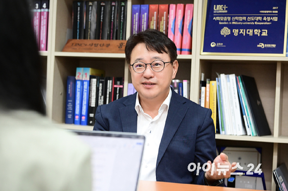 홍상진 명지대학교 반도체공학부 교수(반도체특성화대학사업단장)가 지난 6월 30일 경기도 용인시 명지대학교 자연캠퍼스에서 아이뉴스24와 인터뷰를 앞두고 포즈를 취하고 있다. [사진=정소희 기자]