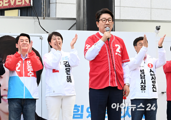 권성동 국민의힘 원내대표가 31일 경기도 성남시 분당구 야탑역 앞에서 열린 국민의힘 중앙선대위 경기도 총집결 필승 유세에서 발언을 하고 있다. 왼쪽부터 안철수 성남 분당갑 국회의원 후보, 김은혜 경기도지사 후보, 권 원내대표, 신상진 성남시장 후보. [사진=김성진 기자]