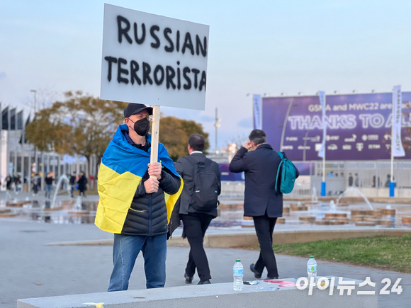 1일(현지시간) 스페인 바르셀로나에서 열린 세계 최대 정보통신기술(ICT) 전시회 모바일월드콩글레스(MWC) 안팎에서 러시아의 우크라이나 무력 침공을 규탄하는 시위와 메시지가 터져 나오고 있다. [사진=아이뉴스24]