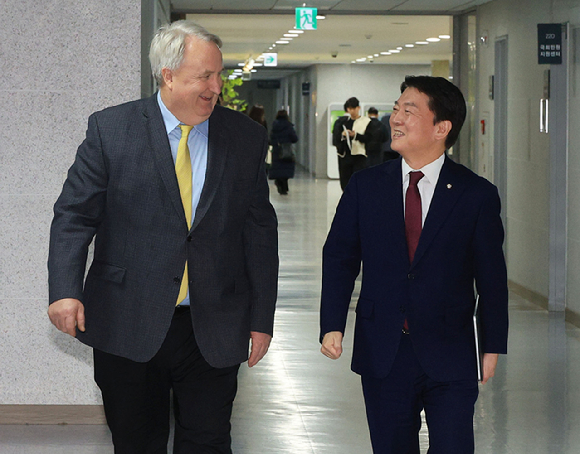 인요한 국민의힘 혁신위원장과 국민의힘 안철수 의원이 7일 오후 서울 여의도 국회 의원회관에서 면담을 하기 위해 회의실로 향하고 있다.  [사진=뉴시스]