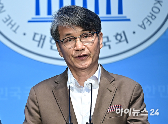 최재영 목사가 지난 6월 서울 여의도 국회 소통관에서 김건희 여사 명품백 수수 의혹 관련 입장 발표를 하고 있다. [사진=곽영래 기자]