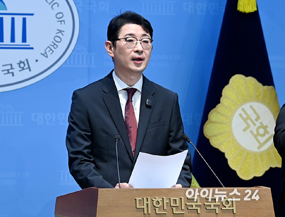 주진우 국민의힘 의원이 27일 서울 여의도 국회 소통관에서 김혜경 여사의 '황제골프' 의혹 관련 특별감찰관 골프 조사 촉구 기자회견을 하고 있다. [사진=곽영래 기자]