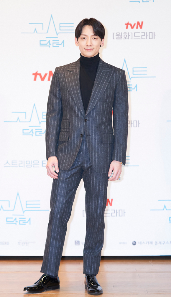 배우 정지훈(비)이 3일 온라인으로 진행된 tvN 새 월화드라마 '고스트 닥터' 제작발표회에 참석해 포즈를 취하고 있다. [사진=tvN]