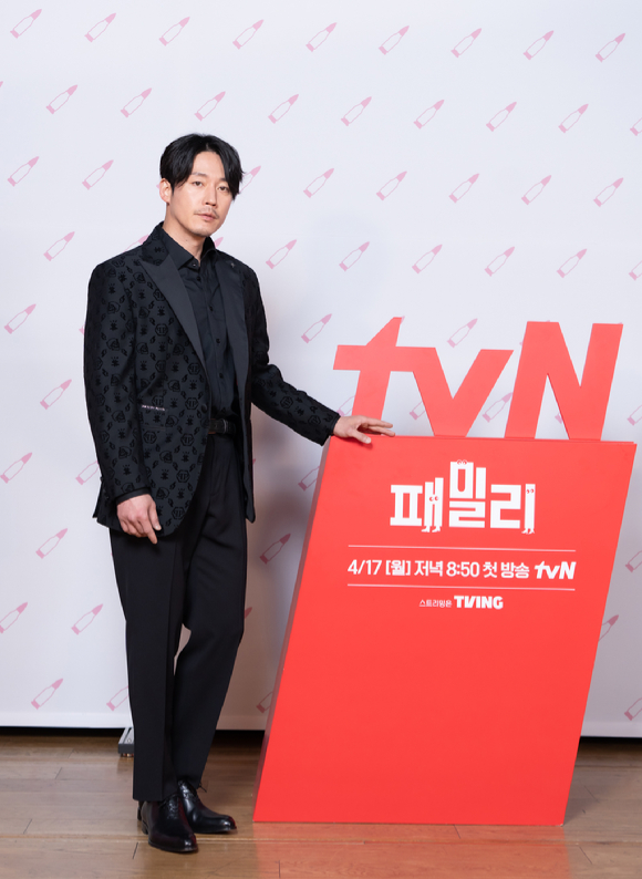 배우 장혁이 12일 온라인으로 진행된 tvN 새 월화드라마 '패밀리' 제작발표회에 참석해 포즈를 취하고 있다. [사진=tvN]