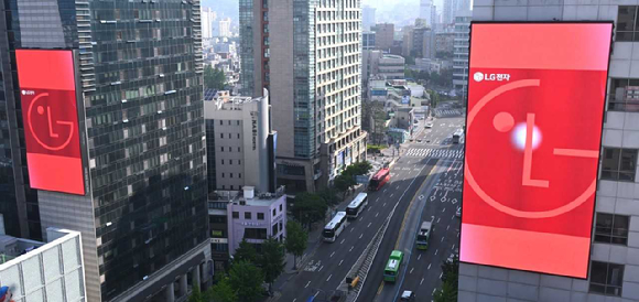 서울 홍대입구역 거리 양쪽에 위치한 옥외 전광판에서 LG전자 신규 비주얼 아이덴티티가 적용된 브랜드 홍보 영상이 노출되고 있는 모습. [사진=LG전자]