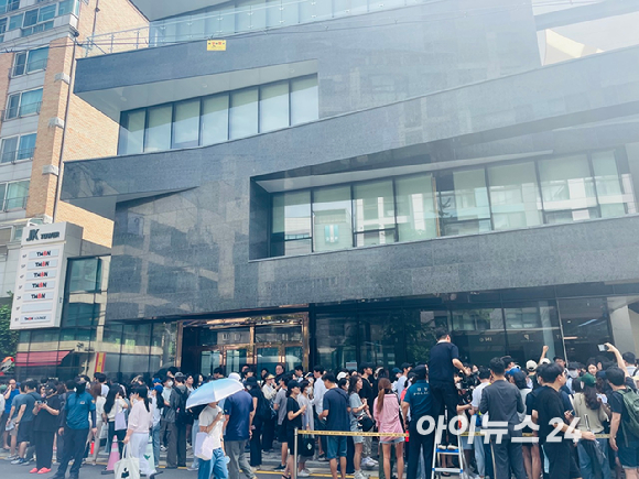 26일 서울 강남구 압구정동에 있는 티몬 신사옥에 많은 피해 소비자가 몰린 가운데 경찰이 안전사고를 대비해 통제하고 있다. [사진=송대성 기자]