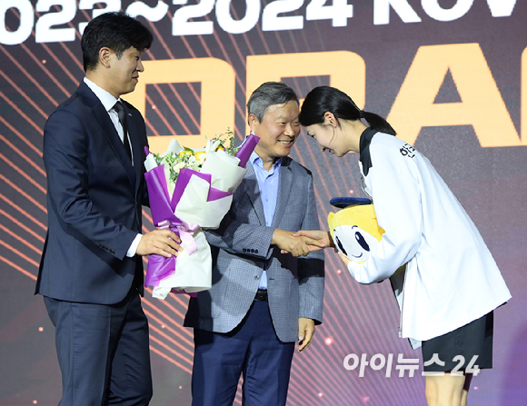 10일 오후 서울 강서구 메이필드 호텔에서 열린 2023~2024 KOVO 여자 신인선수 드래프트에서 1라운드 1순위 한국도로공사 김세빈(한봄고)이 지명되고 포토타임을 갖고 있다. [사진=정소희 기자]