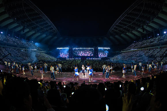 가수 아이유(IU)가 지난 22일 상암동 서울월드컵경기장에서 열린 '2024 IU HEREH WORLD TOUR CONCERT ENCORE-The Winning' 콘서트에서 무대를 소화하고 있다. [사진=EDAM엔터테인먼트]