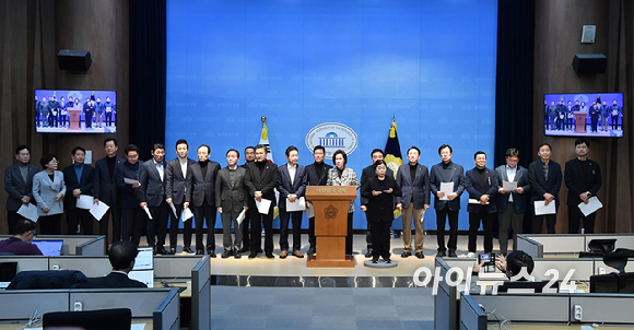 국민의힘 의원들이 3일 서울 여의도 국회 소통관에서 대구&middot;경북 통합 관련 기자회견을 하고 있다. [사진=곽영래 기자]