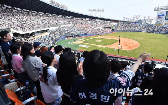 지난 1일 오후 서울 잠실야구장에서 열린 '2023 신한은행 SOL KBO리그' 두산 베어스와 롯데 자이언츠의 개막전 경기 전경. [사진=김성진 기자]