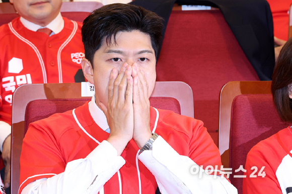 김용태 국민의힘 비상대책위원장이 3일 서울 여의도 국회 도서관에 마련된 국민의힘 개표 상황실에서 제21대 대통령 선거 방송3사 출구조사 결과를 보며 굳은 표정을 짓고 있다. [사진=정소희 기자]