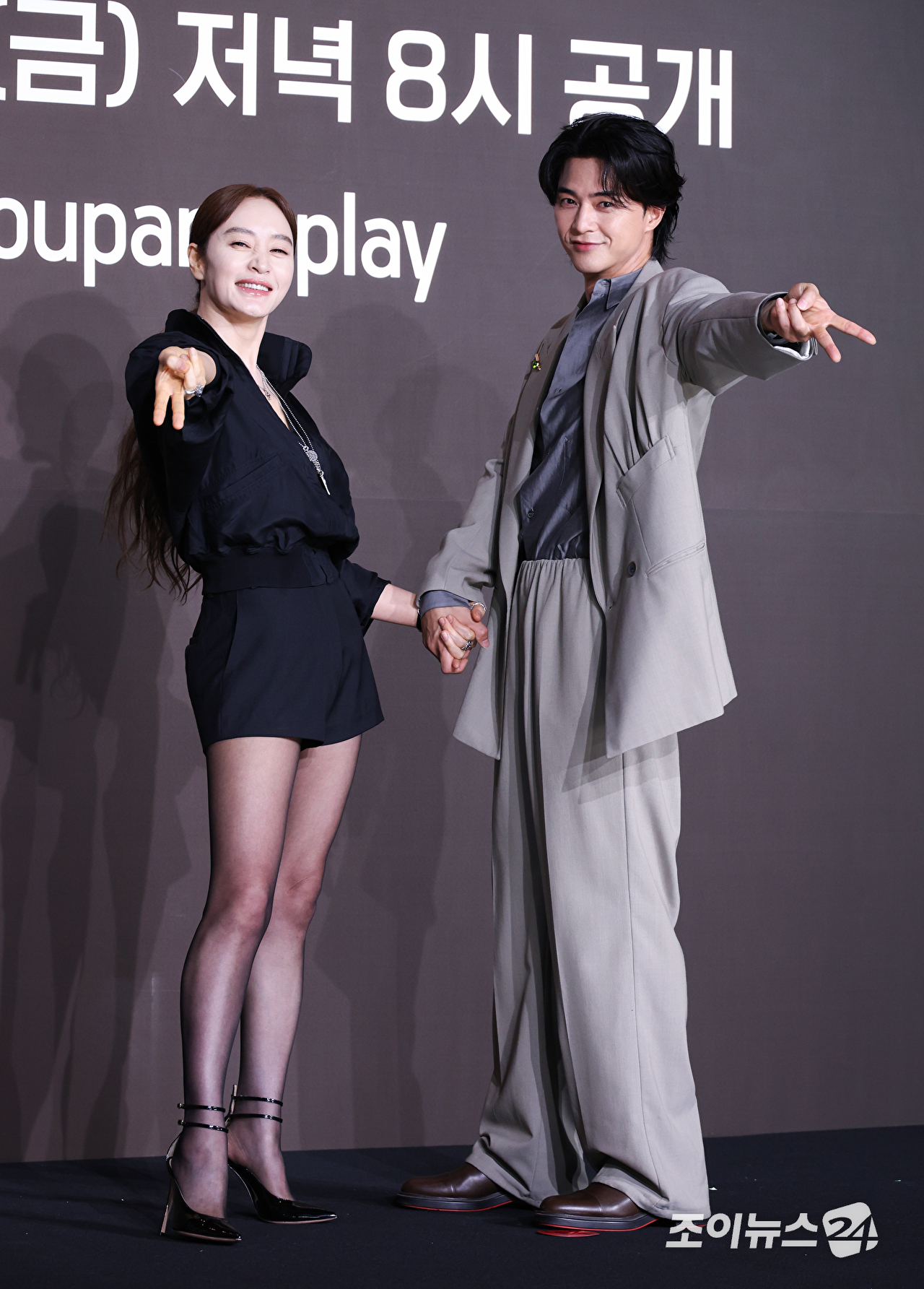 배우 김혜수, 김지훈이 28일 오전 서울 중구 장충동 앰배서더 서울 풀만 호텔에서 진행된 쿠팡플레이 시리즈 '지금 불륜이 문제가 아닙니다' 제작발표회에 참석해 포즈를 취하고 있다. [사진=문수지 기자]