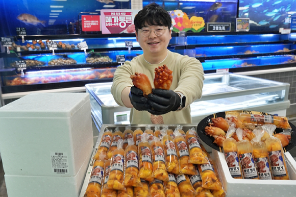 롯데마트 제타플렉스 잠실점에서 이양규 롯데마트&middot;슈퍼 수산 MD(상품기획자)가 햇멍게를 소개하고 있다. [사진=롯데마트]