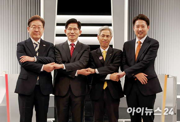 이재명 더불어민주당 대선후보와 김문수 국민의힘 대선후보가 지난 23일 서울 영등포구 여의도 KBS 스튜디오에서 열린 제21대 대선 2차 후보자 토론회에 앞서 인사하고 있다. [사진=연합뉴스]