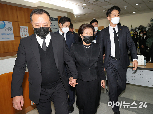 전두환 씨의 부인 이순자 여사와 아들 전재국 씨가 지난 2022년 제20대 대통령 취임식에 자리하고 있다. [사진=국회사진취재단]