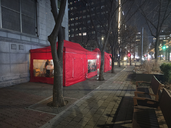 여의도 한국거래소 일대 불법 포장마차 운영 중인 모습. [사진=영등포구]