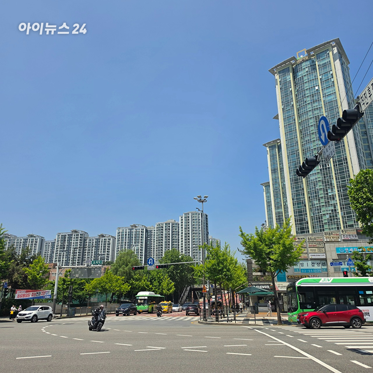 강남구 대치동의 '개포우성 1&middot;2차 아파트(왼쪽)'와 도곡동의 타워팰리스 전경. 2026.05.13 [사진=이효정 기자 ]