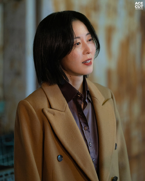 배우 강말금, 오정세, 구교환이 JTBC '모두가 자신의 무가치함과 싸우고 있다' 촬영 후 포즈를 취하고 있다. [사진=스튜디오 피닉스&middot;SLL&middot;스튜디오 플로우 제공]