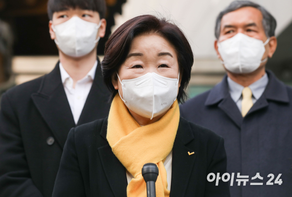 심상정 정의당 대통령 선거 후보가 지난 4일 오전 서울 종로구 혜화동 주민센터 사전투표소에서 제20대 대통령 선거 사전투표를 마치고 취재진의 질문에 답변하고 있다. [사진=국회사진취재단]