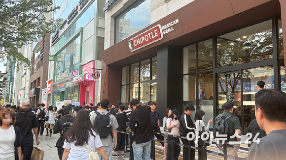9일 오후 서울 강남대로에 치폴레 강남점 앞에서 방문객들이 입장을 기다리고 있다. 바로 옆에는 쉐이크쉑이 자리 잡고 있다. [사진=진광찬 기자]