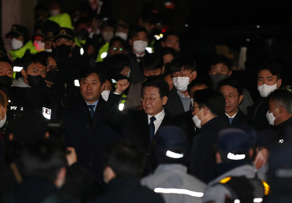 이재명 더불어민주당 대표가 지난 10일 밤 경기 성남시 수원지방검찰청 성남지청에서 조사 후 청사를 나서며 지지자들에게 인사하고 있다. (공동취재사진) [사진=뉴시스]