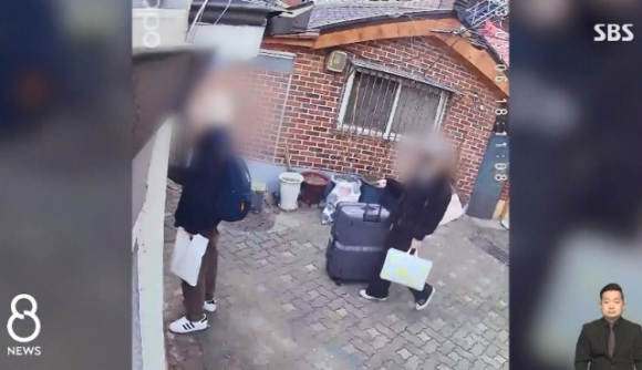 중국인 관광객이 공유 숙박 플랫폼 에어비앤비로 집을 빌린 뒤 고의적으로 물과 가스를 사용해 무려 84만원의 공과금이 나와 집주인이 울분을 터뜨렸다. [사진=SBS]