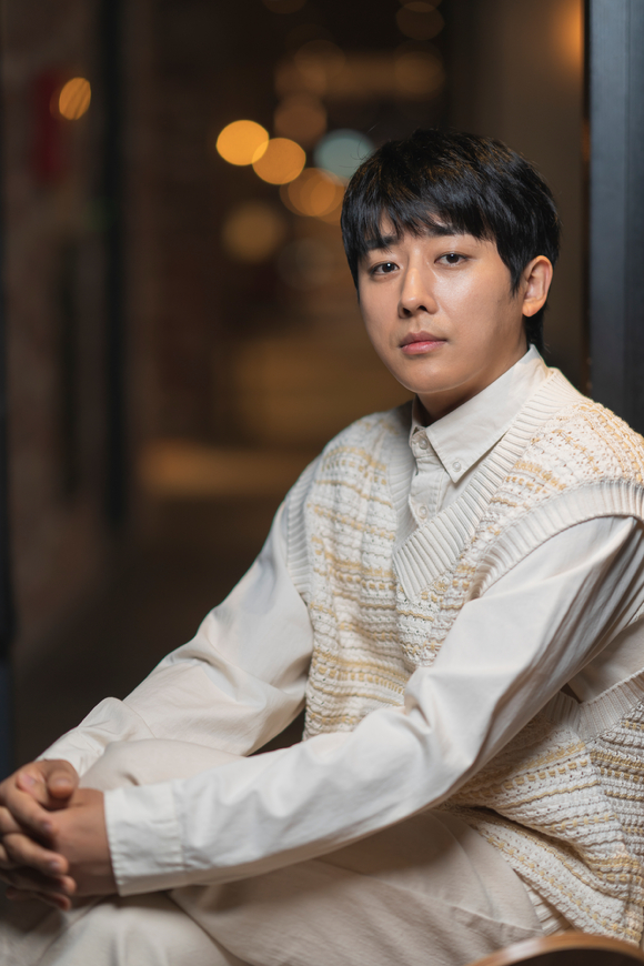 배우 손호준이 영화 '스텔라' 인터뷰에 앞서 포즈를 취하고 있다. [사진=CJ CGV]