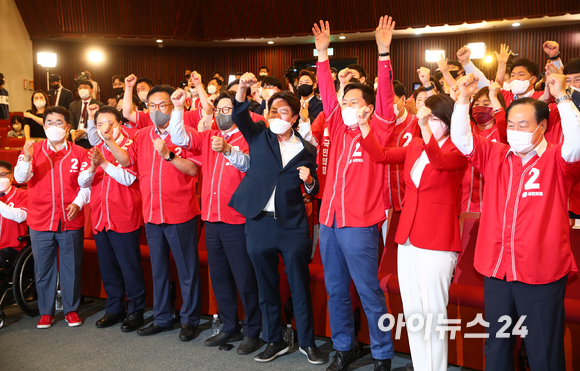 국민의힘 이준석 대표와 권성동 원내대표 등 지도부들이 1일 국회 도서관 대강당에 마련된 제8회 전국동시지방선거 개표상황실에서 출구조사가 발표 되자 환호하고 있다. [사진=국회사진취재단]