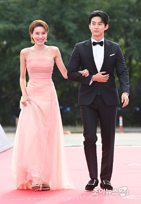 장도연, 옥택연이 2일 오후 서울 여의도 KBS홀에서 열린 '서울드라마어워즈 2025' 레드카펫 행사에 참석하고 있다. [사진=곽영래 기자]