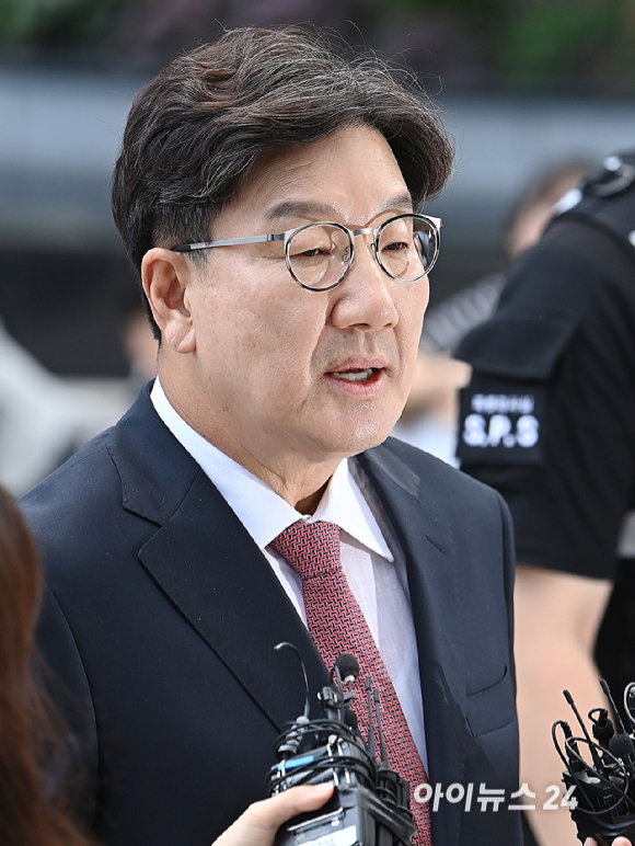 권성동 국민의힘 의원이 27일 오전 서울 종로구에 마련된 김건희 특검팀(특별검사 민중기) 사무실로 통일교 부정 청탁 의혹 관련 조사를 받기 위해 출석하고 있다. [사진=곽영래 기자]