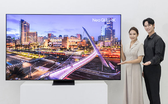 삼성전자 모델이 98형 Neo QLED 8K (QNC990) 신모델을 소개하는 모습 [사진=삼성전자]