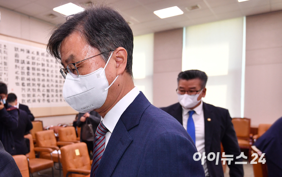 최재해 감사원장과 유병호 사무총장이 11일 서울 여의도 국회에서 열린 법제사법위원회의 감사원 국정감사에서 감사중지가 되자 퇴장하고 있다. [사진=김성진 기자]