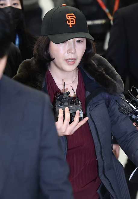 = 2022년 지방선거 국면에서 더불어민주당 소속이던 강선우 의원에게 '공천헌금' 1억원을 전달한 의혹을 받는 김경 서울시의원이 11일 인천국제공항 1터미널을 통해 입국하고 있다. 2026.1.11 [사진=연합뉴스]