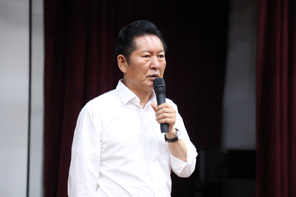 정청래 더불어민주당 당 대표 후보가 3일 강원 강릉시 교1동 강릉문화원에서 열린 '더불어민주당 강원 영동 당원 간담회'에서 당원들과 이야기를 나누고 있다. [사진=연합뉴스]