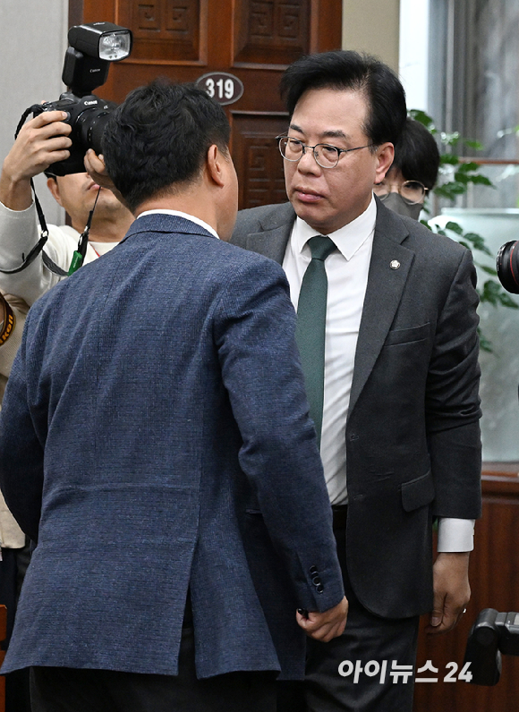 국민의힘 송언석 원내대표와 더불어민주당 이기헌 의원이 6일 서울 여의도 국회에서 열린 운영위원회의 대통령비서실과 국가안보실, 대통령경호처 등에 대한 국정감사에서 여야 설전으로 정회된 직후 이른바 '배치기'를 하며 충돌하고 있다. [사진=곽영래 기자]