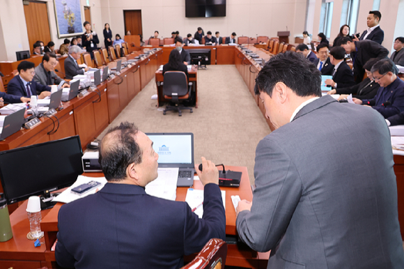 17일 국회 산업통상자원중소벤처기업위원회 산업통상자원특허소위원회에서 더불어민주당 소속 김원이 소위원장이 반도체법, 에너지3법 등 안건을 상정하기에 앞서 전문위원과 대화하고 있다. 2025.2.17 [사진=연합뉴스]