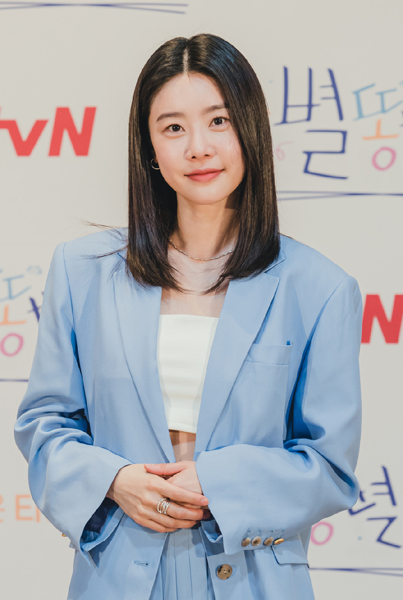 배우 박소진이 20일 온라인으로 진행된 tvN 새 금토드라마 '별똥별' 제작발표회에 참석해 포즈를 취하고 있다. [사진=tvN]