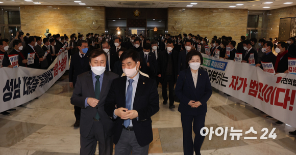 국민의힘 의원들이 11일 국회 본회의장 앞에서 대장동 특검을 촉구하는 피켓 시위를 하고 있다. [사진=김성진 기자]