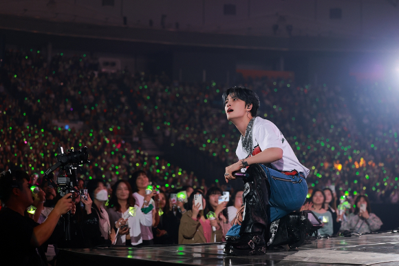 가수 김준수, 김재중이 데뷔 20주년 기념 단독 콘서트에서 무대를 꾸미고 있다. [사진=팜트리아일랜드, iNKODE]