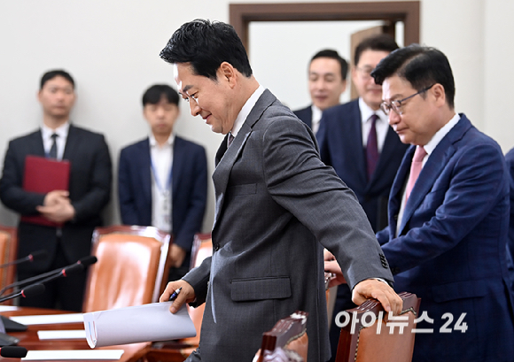 장동혁 국민의힘 당대표가 14일 서울 여의도 국회에서 열린 최고위원회의에 참석하고 있다. [사진=곽영래 기자]