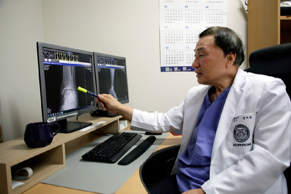 정덕환 교수가 등산할 때 부상 입기 쉬운 부위에 대해 설명하고 있다. [사진=강동경희대병원]