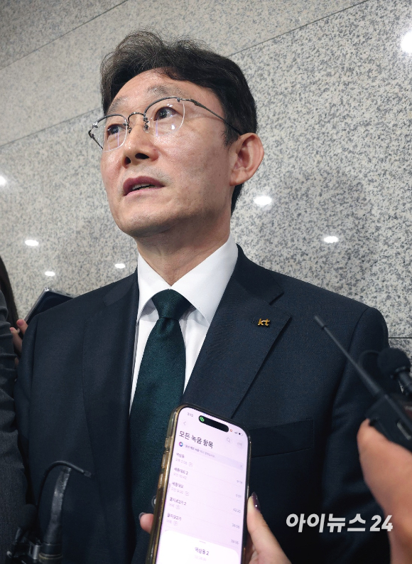 박윤영 KT 대표가 9일 서울 강남구 한국과학기술회관에서 열린 배경훈 부총리 겸 과학기술정보통신부 장관과 통신3사 CEO 간담회 이후 기자들과 만나 대화하고 있다. [사진=KT]