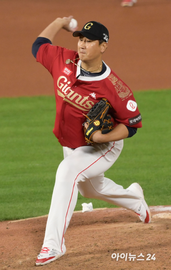 '조선의 4번 타자' 롯데 이대호의 은퇴식이 8일 부산 동래구 사직야구장에서 열린 가운데 이대호의 다양한 모습. [사진=정소희 기자]