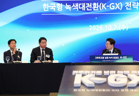 최태원 대한상의 회장(오른쪽)과 이창훈 국가기후위기대응위원회 민간위원장이 7일 서울 한 회의장에서 열린 한국형 녹색 대전환(K-GX) 전략 국민보고회 시작 전 대화를 나누고 있다. 2026.10.7 [사진=연합뉴스]
