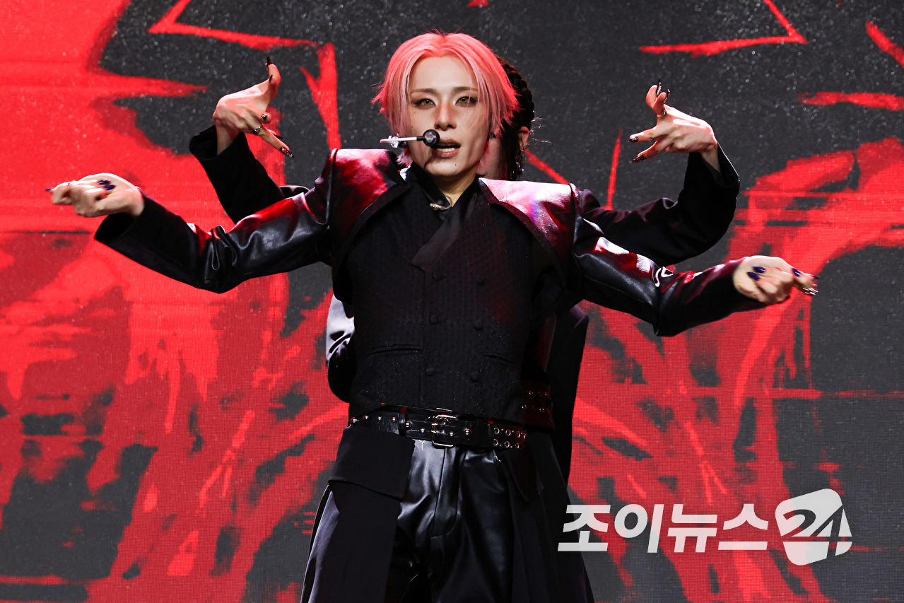 그룹 엑스러브 하루가 28일 서울 마포구 상암동 큐브컨벤션센터에서 진행된 엑스러브(XLOV) 세 번째 미니앨범 'i=!' 발매 기념 쇼케이스에 참석해 열띤 무대를 펼치고 있다. [사진=문수지 기자]