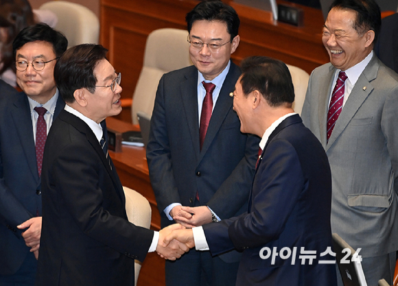 이재명 대통령이 2일 서울 여의도 국회 본회의장에서 중동 사태 대응 등을 위한 추가경정예산안에 대한 시정연설을 마친 뒤 국민의힘 의원들과 악수를 하고 있다. [사진=곽영래 기자]