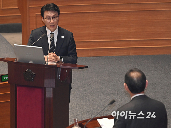 김민석 국무총리가 3일 서울 여의도 국회 본회의에서 열린 정치&middot;외교&middot;통일&middot;안보 분야 대정부질문에서 주호영 국민의힘 의원의 질의에 답변하고 있다. [사진=곽영래 기자]